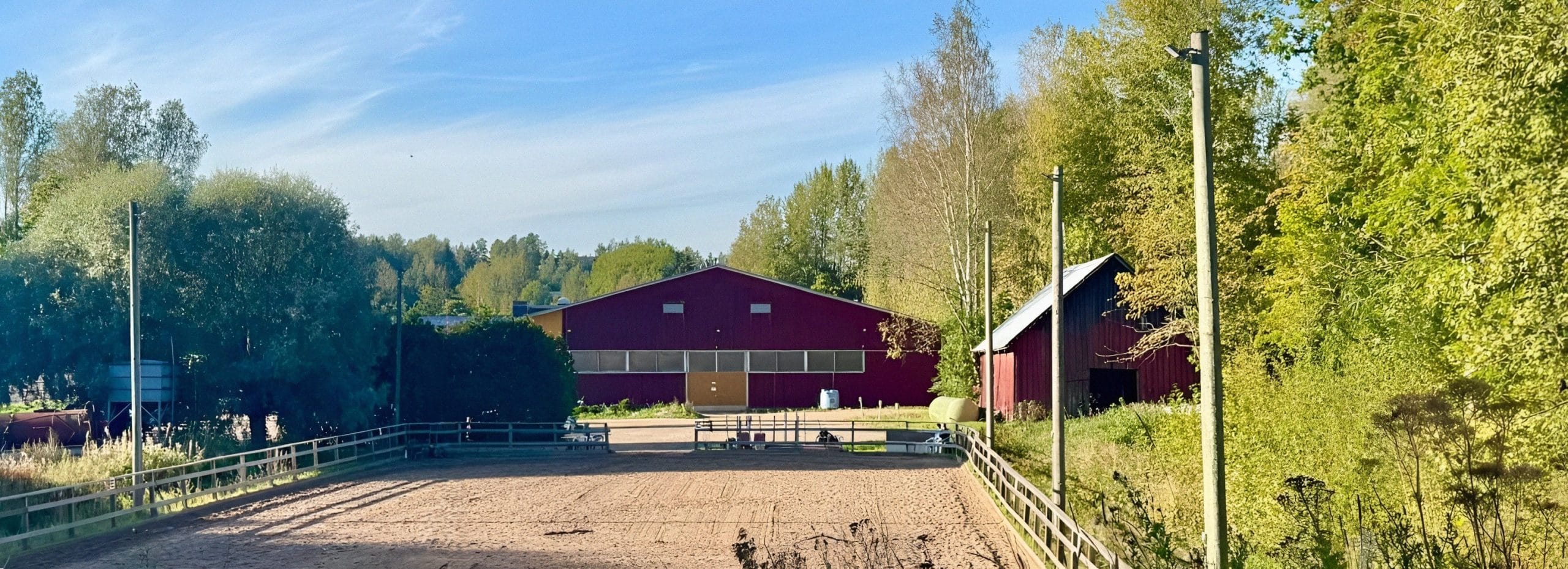 Laatutalli Poni-Haka ja vehreät maastot, kenttä ja maneesi kuva.jpg