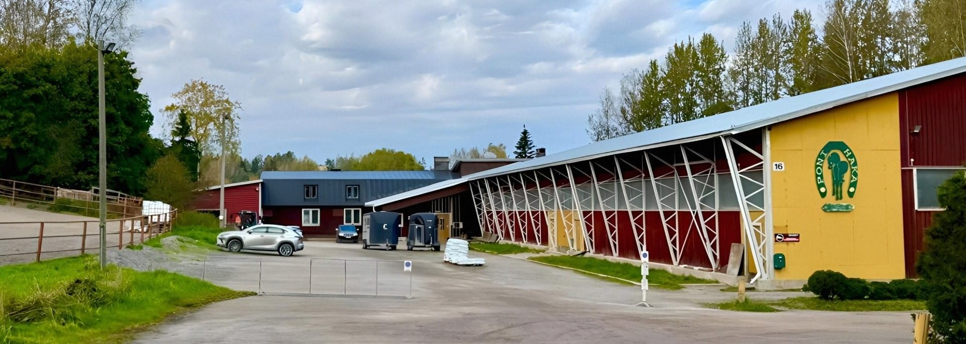 Ratsastuskoulu-Poni-Haka-vehrea-etupihaa-ratsastamaan-vantaa